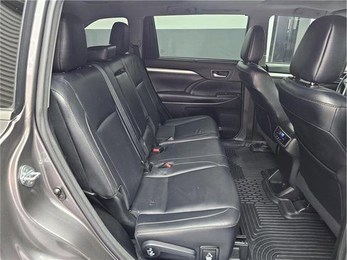 Used 2018 Toyota Highlander XLE image 14