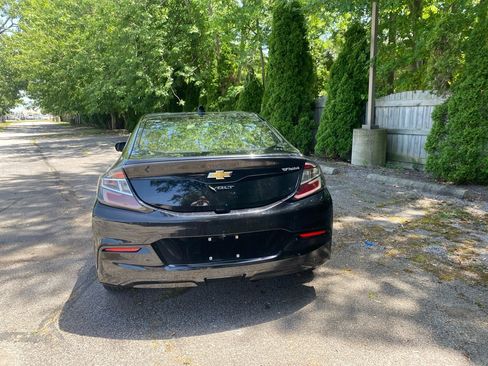 Used 2017 Chevrolet Volt LT w/ Comfort Package FWD image 4