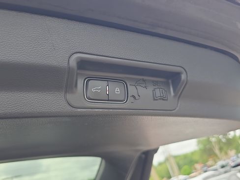 Used 2022 Ford Explorer XLT w/ Equipment Group 202A AWD/4WD image 11