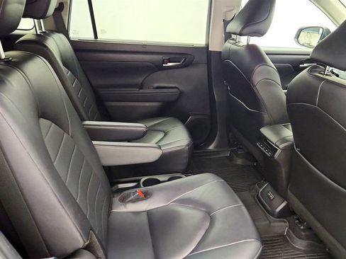 Used 2024 Toyota Highlander XLE AWD/4WD image 24