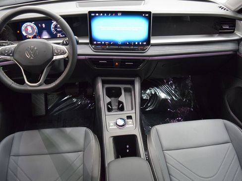 New 2025 Volkswagen Tiguan SE image 8