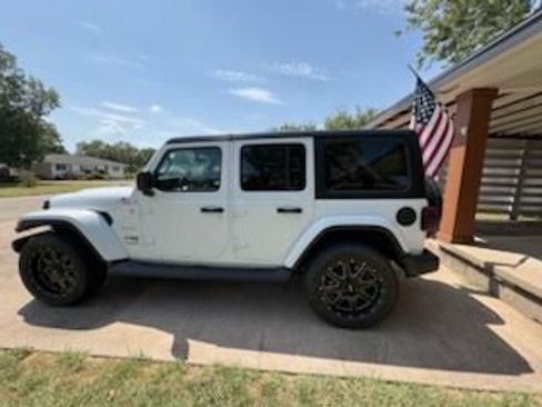 Used 2018 Jeep Wrangler Unlimited Sahara AWD/4WD image 6