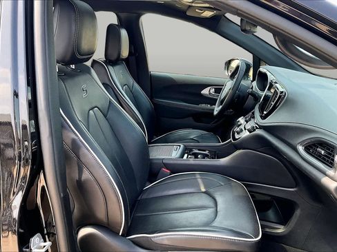Used 2025 Chrysler Pacifica Limited FWD image 9