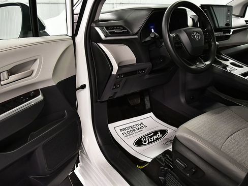 Used 2024 Toyota Sienna LE AWD/4WD image 16