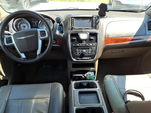 Used 2012 Chrysler Town & Country Touring-L w/ Driver Convenience Group FWD image 7
