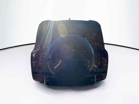 Used 2024 Land Rover Defender 130 X-Dynamic SE image 7