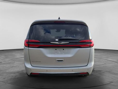 Used 2023 Chrysler Pacifica Touring-L FWD image 8