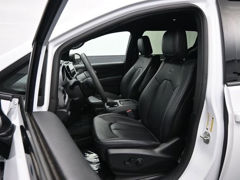 Used 2024 Chrysler Pacifica Limited FWD image 26
