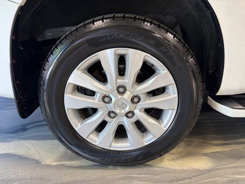 Used 2018 Toyota Sequoia Platinum AWD/4WD image 35