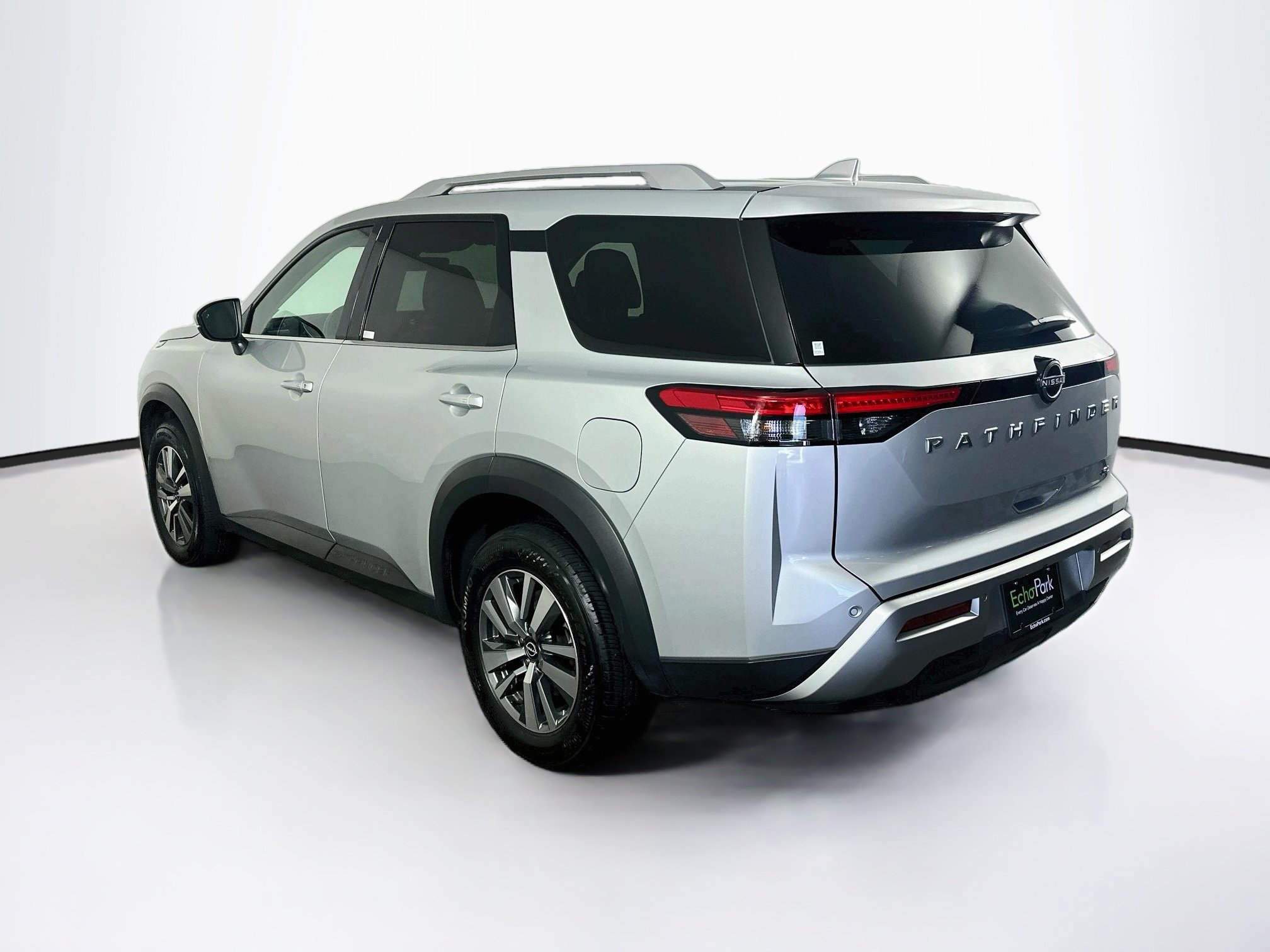 Used 2025 Nissan Pathfinder SL FWD image 5