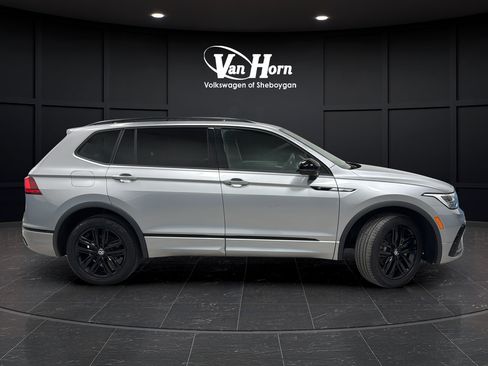 Used 2022 Volkswagen Tiguan SE R-Line AWD/4WD image 2
