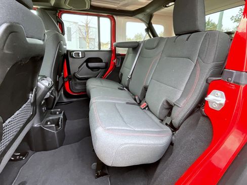 Used 2025 Jeep Wrangler Unlimited Rubicon AWD/4WD image 19