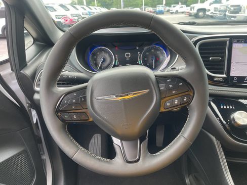 Used 2025 Chrysler Pacifica Limited FWD image 27