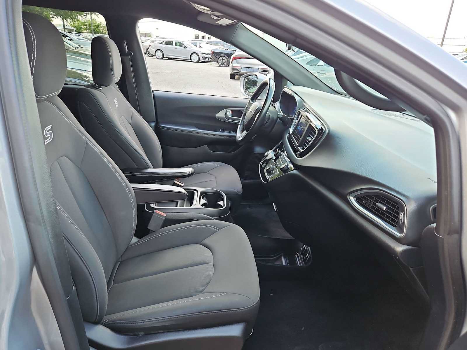 Used 2018 Chrysler Pacifica Touring Plus w/ S Appearance Package FWD image 27