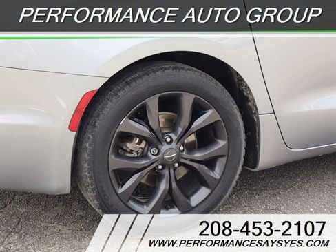 Used 2019 Chrysler Pacifica Touring Plus w/ Advanced Safetytec Group FWD image 3