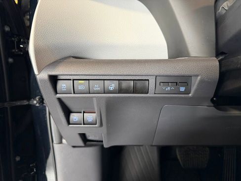 Used 2023 Toyota Sienna XSE AWD/4WD image 31