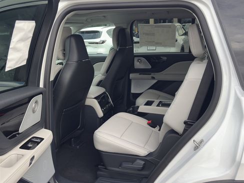 New 2026 Lincoln Aviator Reserve w/ Luxury Package AWD/4WD image 12
