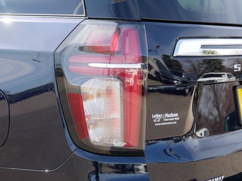 Used 2023 Chevrolet Suburban LT w/ Luxury Package image 17