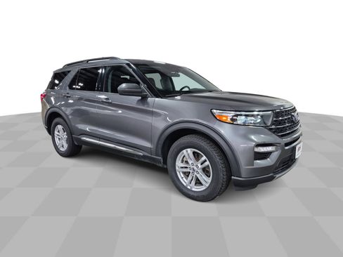 Used 2023 Ford Explorer XLT w/ Equipment Group 202A AWD/4WD image 2