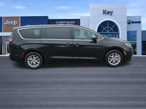Certified 2023 Chrysler Pacifica Touring-L FWD image 7