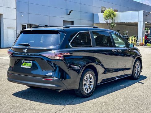 Used 2024 Toyota Sienna XLE FWD image 6