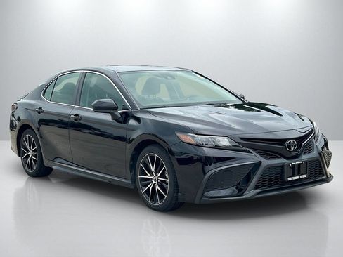 Used 2021 Toyota Camry SE FWD image 3