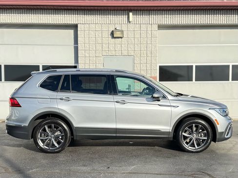 Used 2023 Volkswagen Tiguan SE image 2