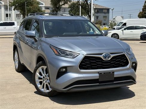 Used 2023 Toyota Highlander Limited image 2
