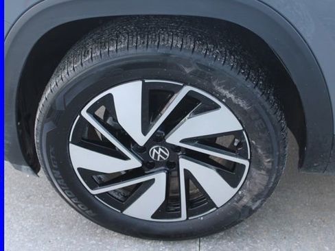 Used 2025 Volkswagen Atlas SE image 13