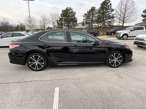 Used 2019 Toyota Camry SE image 6