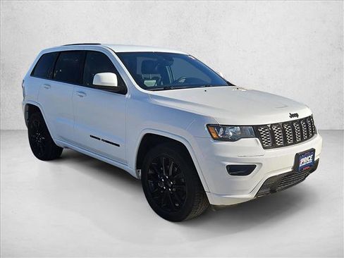 Used 2017 Jeep Grand Cherokee Altitude image 3