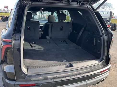 Used 2025 Chevrolet Traverse LT image 4