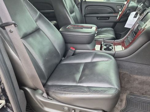 Used 2010 Cadillac Escalade Luxury AWD/4WD image 22