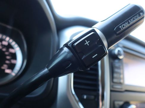 Used 2017 Nissan Titan SV image 33