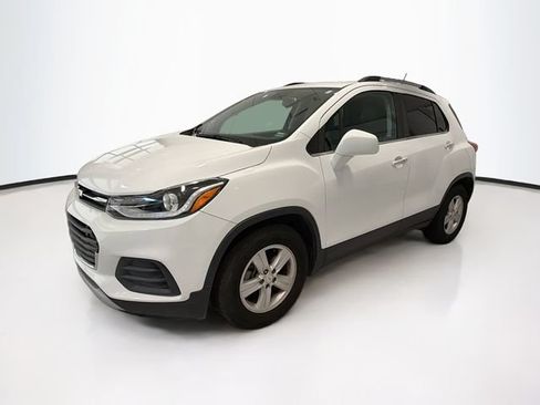 Used 2020 Chevrolet Trax LT w/ LT Convenience Package FWD image 3