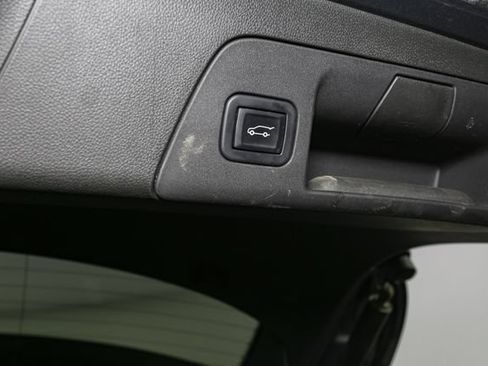 Used 2022 Buick Envision Essence w/ Safety Package FWD image 11