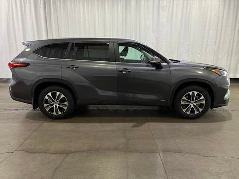 Certified 2024 Toyota Highlander XLE AWD/4WD image 3