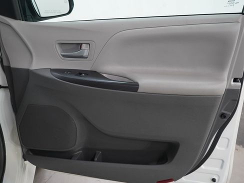 Used 2017 Toyota Sienna LE image 12