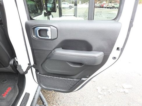 Used 2022 Jeep Gladiator Overland w/ Cold Weather Group image 54