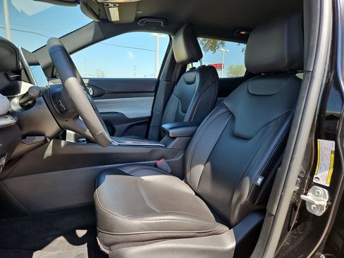 Used 2024 Jeep Compass Latitude image 9