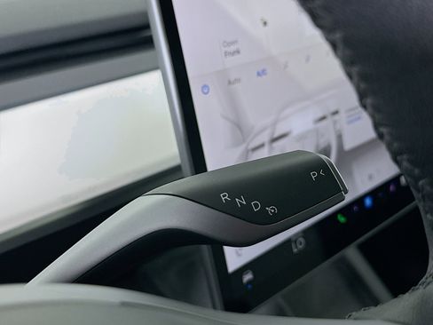 Used 2022 Tesla Model Y Long Range AWD/4WD image 24