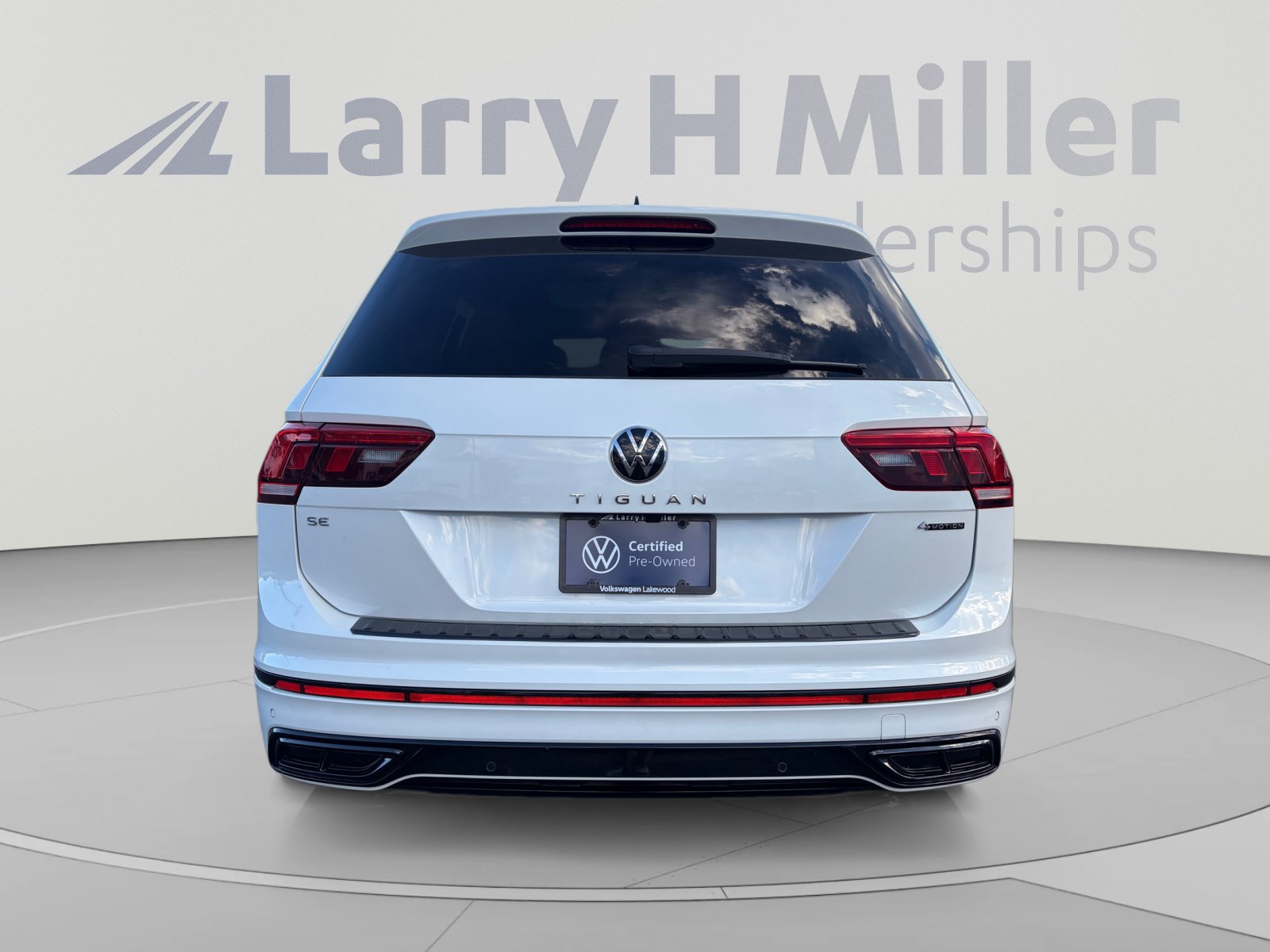 Used 2023 Volkswagen Tiguan SE R-Line AWD/4WD image 4