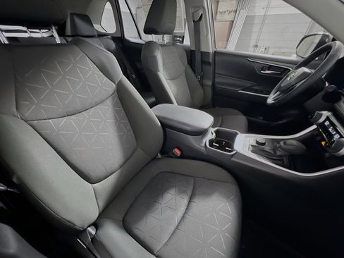 Used 2025 Toyota RAV4 XLE image 31