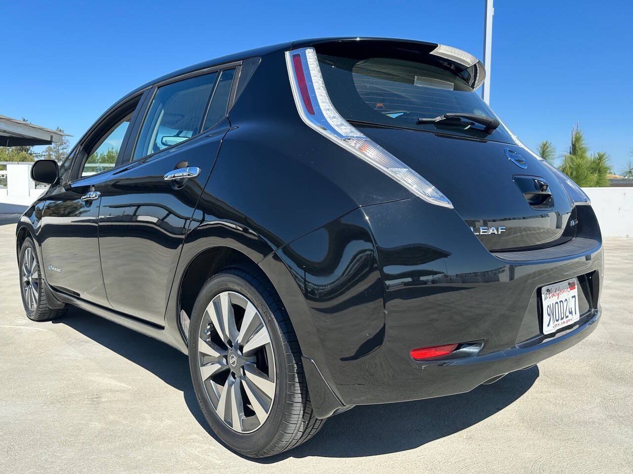 Used 2017 Nissan Leaf SL w/ Premium Package FWD image 12
