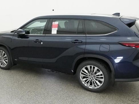 New 2026 Toyota Highlander Platinum image 4