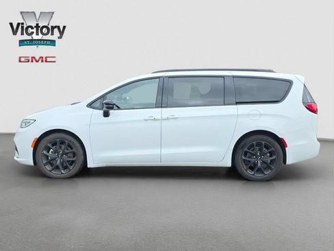 Used 2025 Chrysler Pacifica Limited FWD image 6