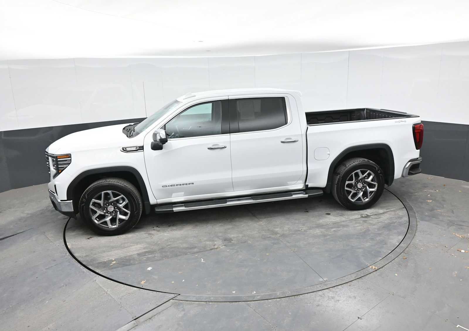 Used 2024 GMC Sierra 1500 SLT w/ SLT Premium Plus Package AWD/4WD image 29