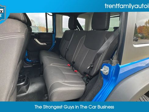 Used 2015 Jeep Wrangler Unlimited Rubicon w/ Connectivity Group image 33