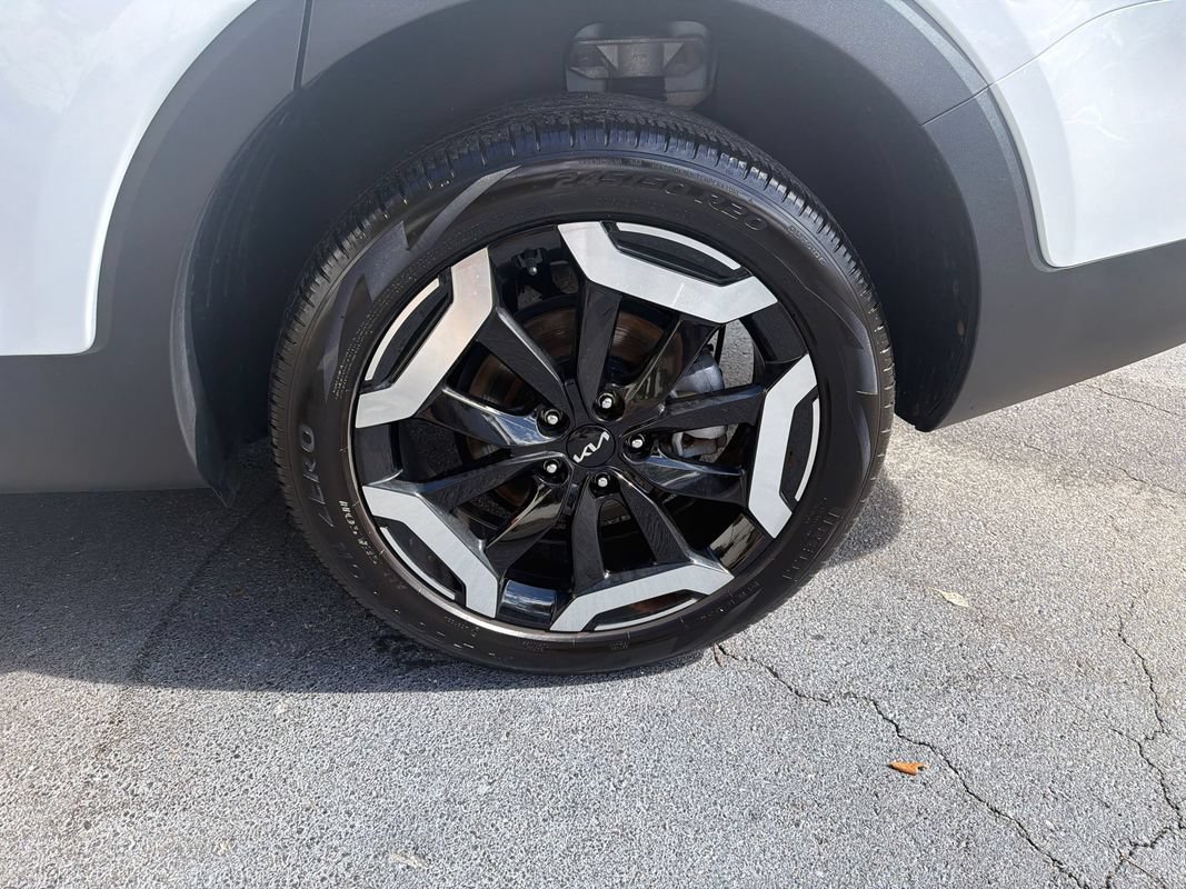 Used 2023 Kia Telluride EX w/ EX Captain's Chair Package FWD image 10