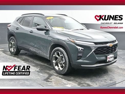 Used 2025 Chevrolet Trax LT image 1